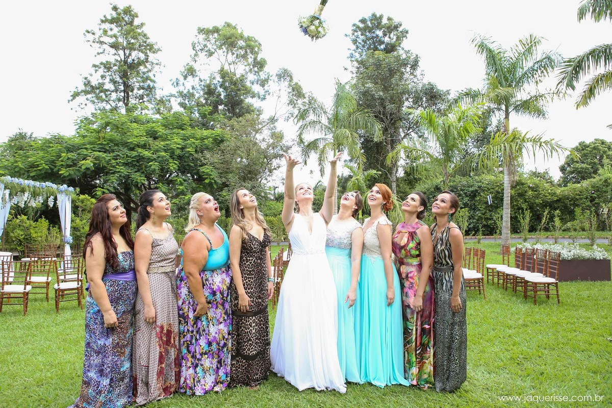 jaque risse, andre risse, estudio bebedouro, melhores fotografos, noiva jogando seu buque para o auto, madrinhas olhando