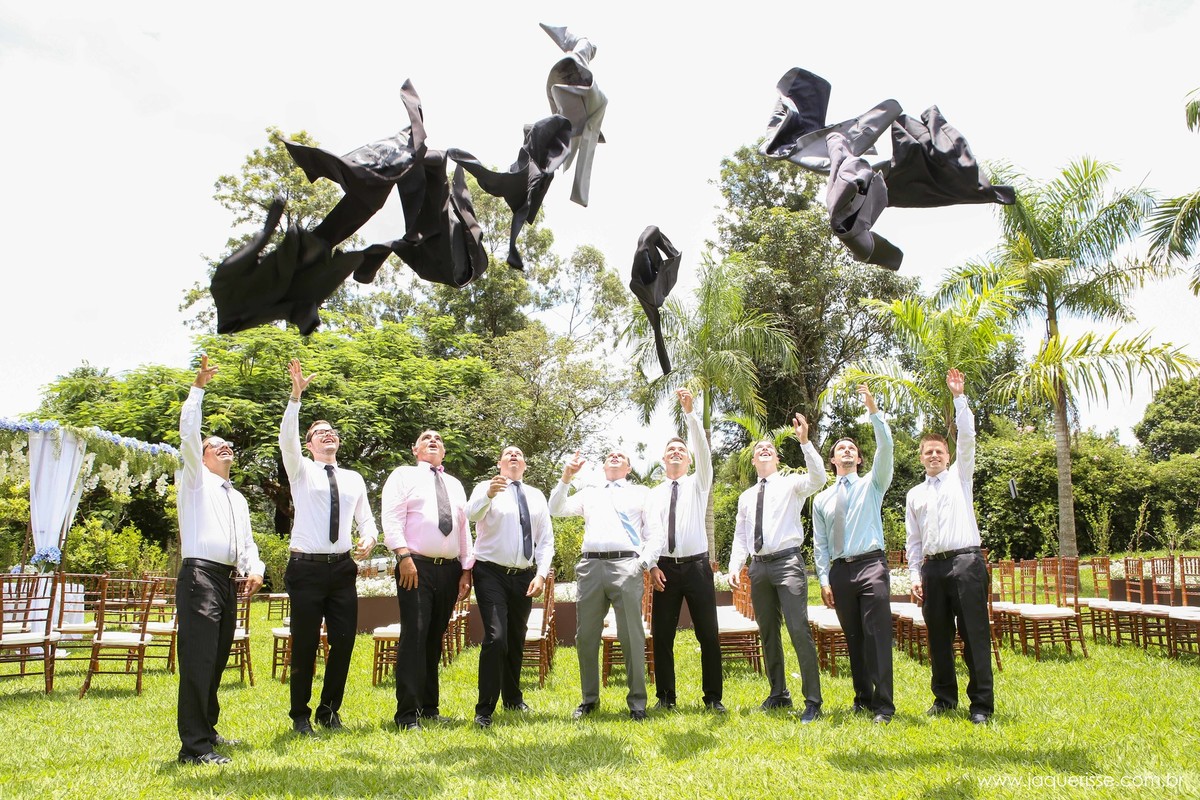 jaque risse, andre risse, estudio beebdouro, melhores fotografos, noivo e padrinhos jogando o terno para cima