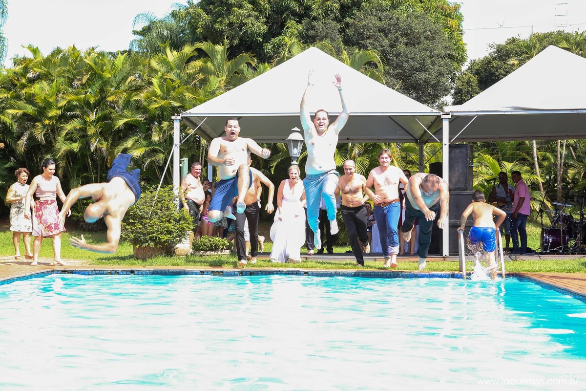 jaque risse, andre risse, estudio bebedouro, melhores fotografos, noivo e padrinhos pulando na piscina