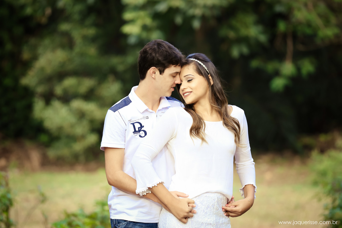jaque risse, andre risse, estudio bebedouro, melhores fotografos, noivo abraçando sua noiva por traz, ambos com os olhos fechados e sorrindo
