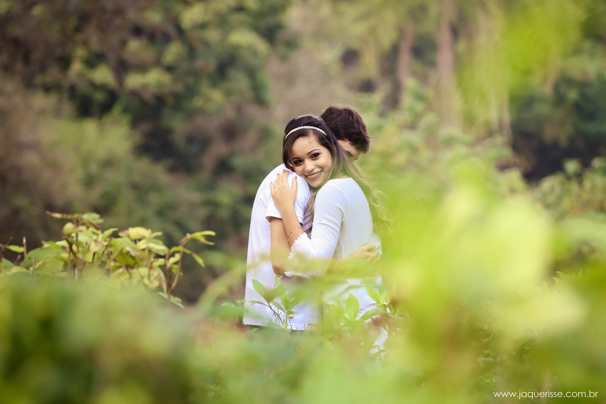jaque risse, andre risse, estudio bebedouro, melhores fotografos, noivos no meio das plantas, abraçados, noiva encostada no ombro do noivo, olhando e sorrindo