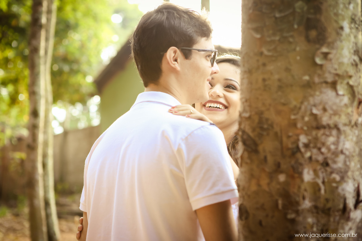 jaque risse, andre risse, estudio bebedouro, noivo olhando para o lado, noiva o olhando e sorrindo, ao lado de uma arvore