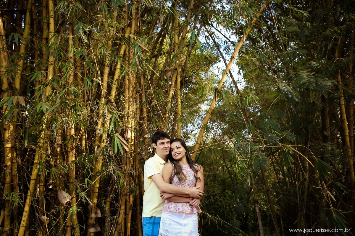 jaque risse, andre risse, estudio bebedouro, melhores fotografos, noivo abraçando sua noiva, olhando para frente, ambos sorrindo