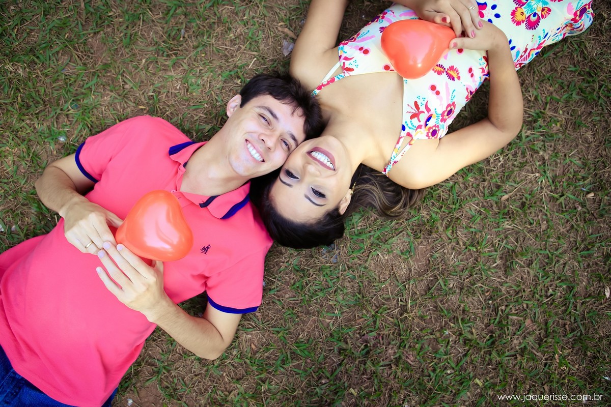 jaque risse, andre risse, estudio bebedouro, melhores fotografos, noivos deitados no chao, rosto com rosto, segurando uma bexiga de coracao