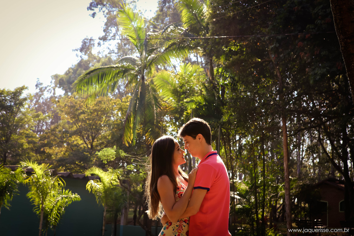 jaque risse, andre risse, estudio bebedouro, melhores fotografos, noivos abraçados um de frente para o outro, se olhando