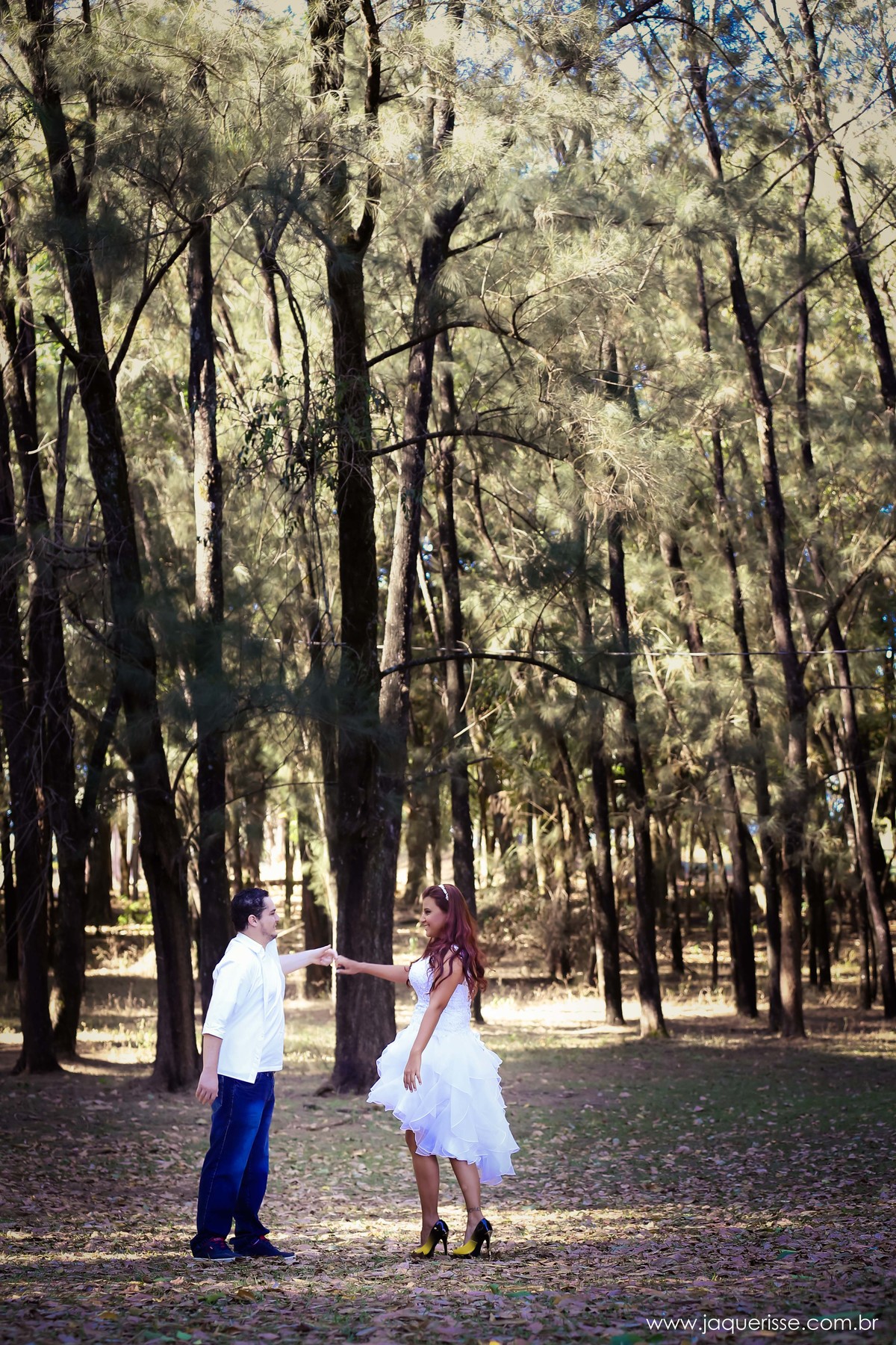 jaque risse, andre risse, estudio bebedouro, melhores fotografos, noivos dançando, se olhando e sorrindo, em um parque