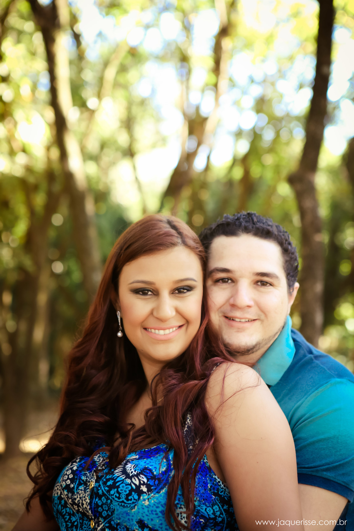 jaque risse, andre risse, estudio bebedouro, noivo abraçando sua noiva por traz, rosto com rosto, ambos sorrindo