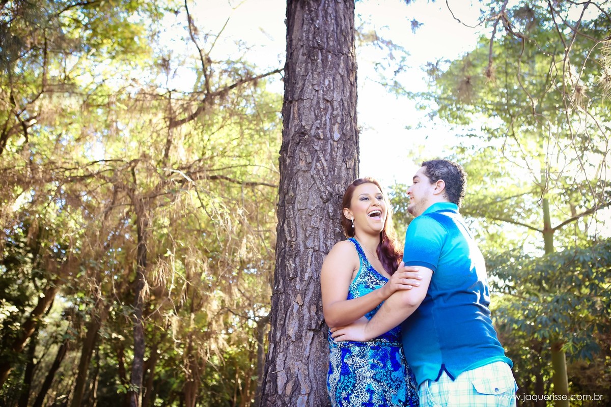 jaque risse, andre risse, estudio bebedouro, melhores fotografos, noiva encostada na arvore, dando gargalhadas, noivo fazendo careta