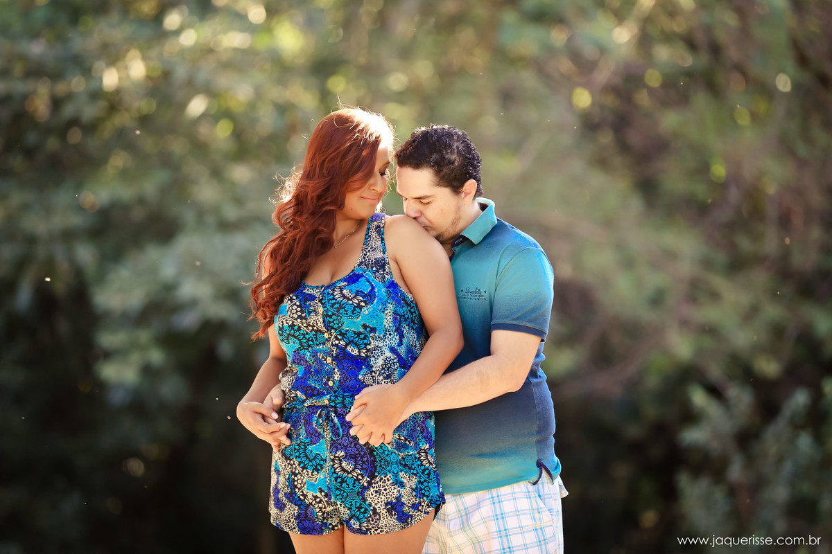 jaque risse, andre risse, estudio bebedouro, melhores fotografos, noivo beijando o ombro de sua noiva, com os olhos fechados, noiva olhando e dando um leve sorriso