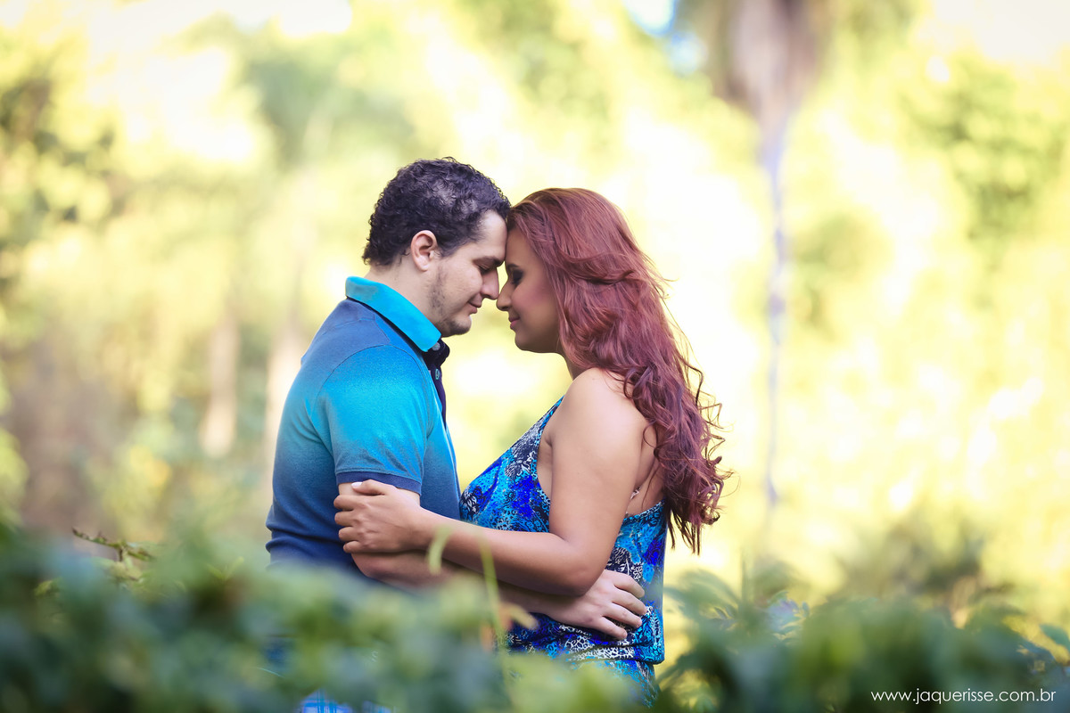 jaque risse, andre risse, estudio bebedouro, melhores fotografos, noivos no meio das plantas, encostado testa com testa, olhos fechados, sorrindo