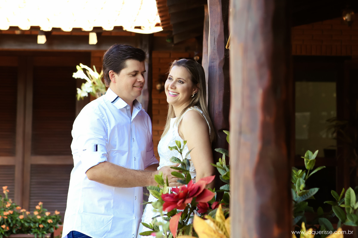 jaque risse, andre risse, noiva encostada, noivo segurando ela pela cintura, e a noiva olhando para o lado e sorrindo