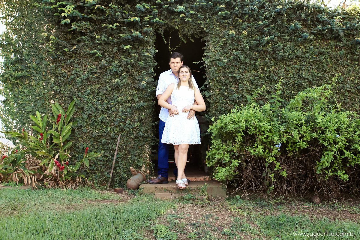 jaque risse, andre risse, estudio bebedouro, melhores fotografos, noivo abraçando a noiva por traz, ao lado de plantas