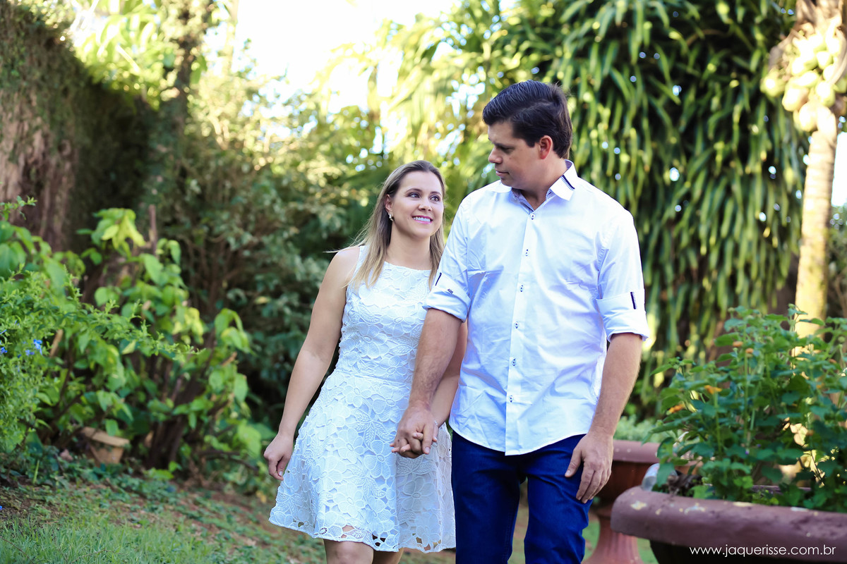 jaque risse, andre risse, noivos andando e so olhando no meio de um jardim