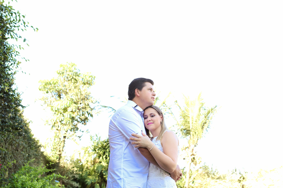 jaque risse, andre risse, estudio bebedouro, melhores fotografos, noiva deitada no peito do noivo, noivo com seu queixo apoiado na cabeça da noiva, ambos sorrindo