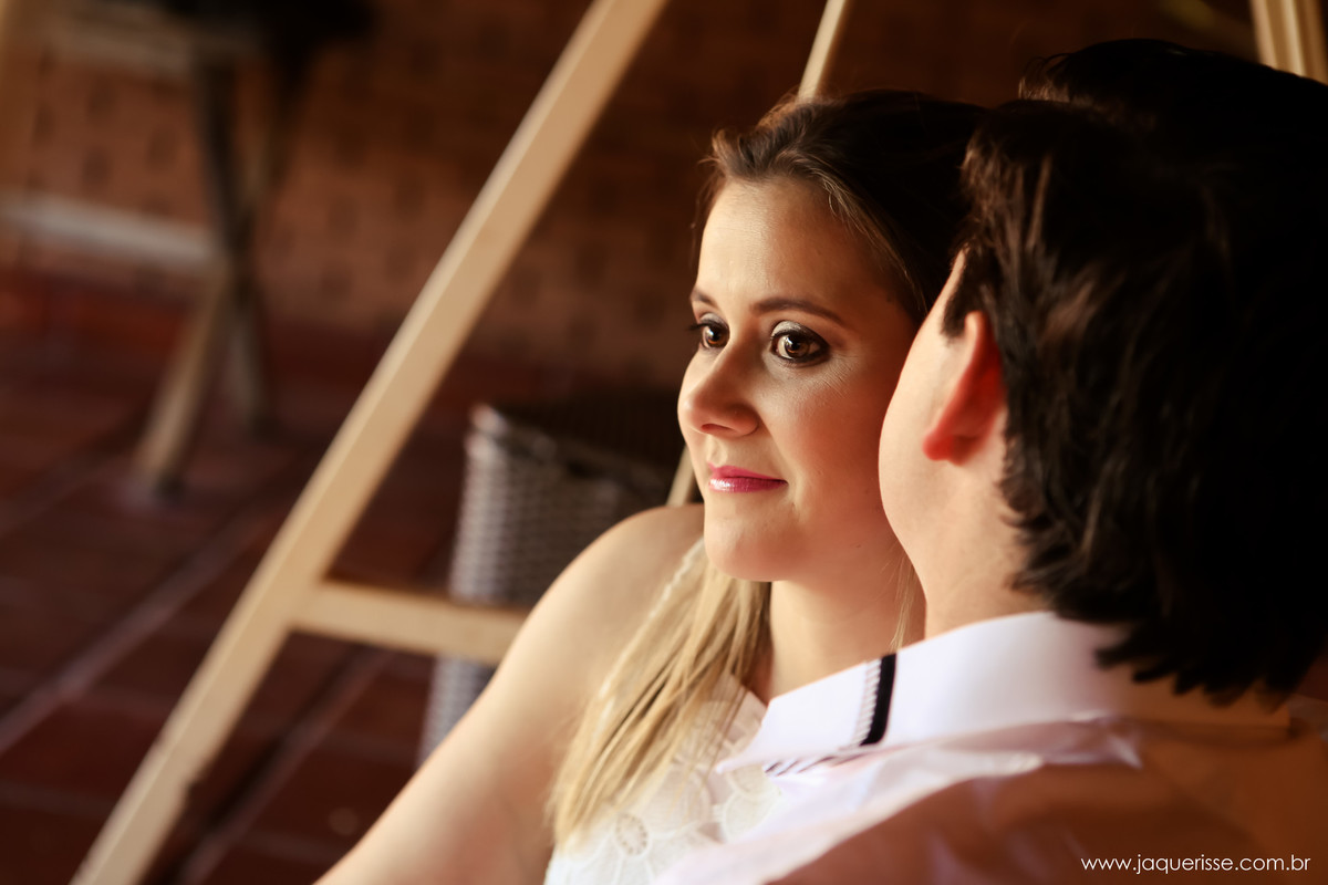 jaque risse, andre risse, estudio bebedouro, melhores fotografos, noivo beijando a bochecha da noiva, noiva olhando para frente e sorrindo