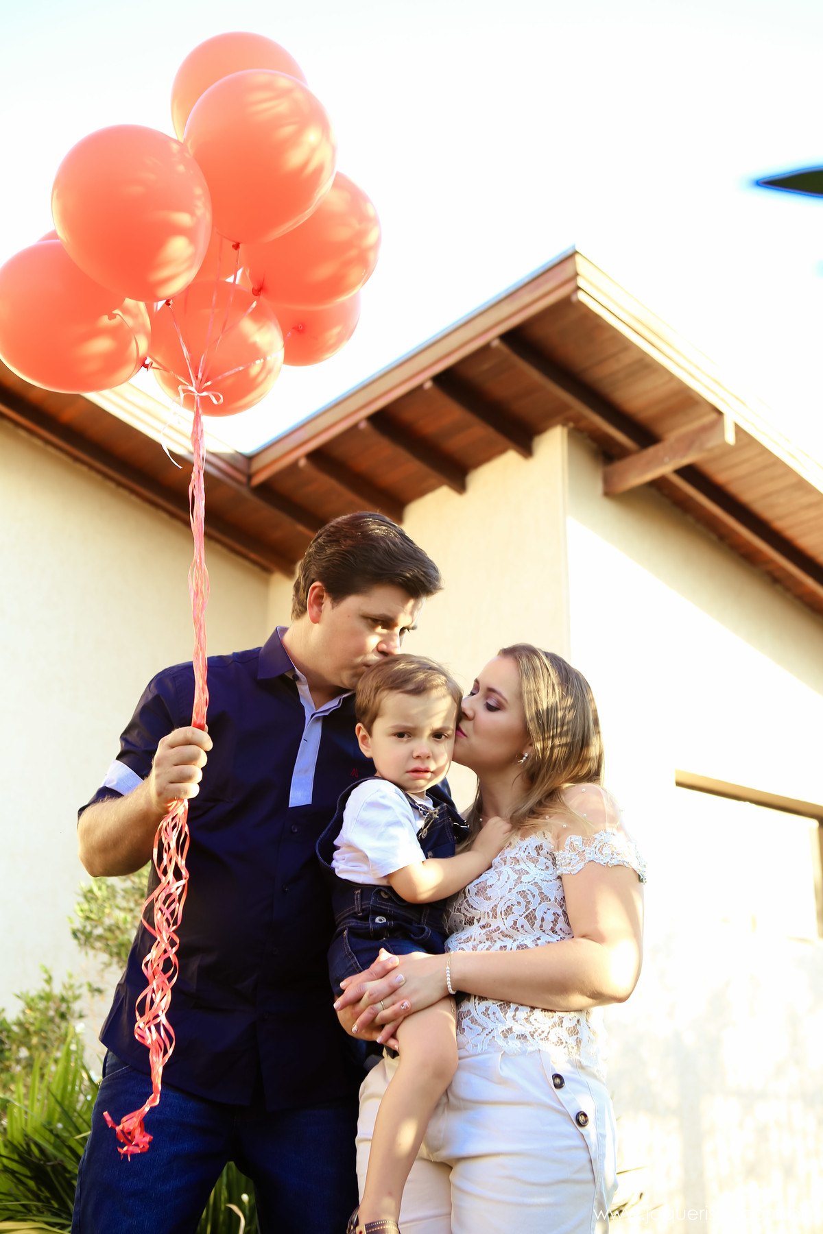 jaque risse, andre risse, estudio bebedouro, melhores fotografos, noiva com seu filho no colo, beijando a testa dele, noivo beijando a cabeça do seu filho e segurando baloes