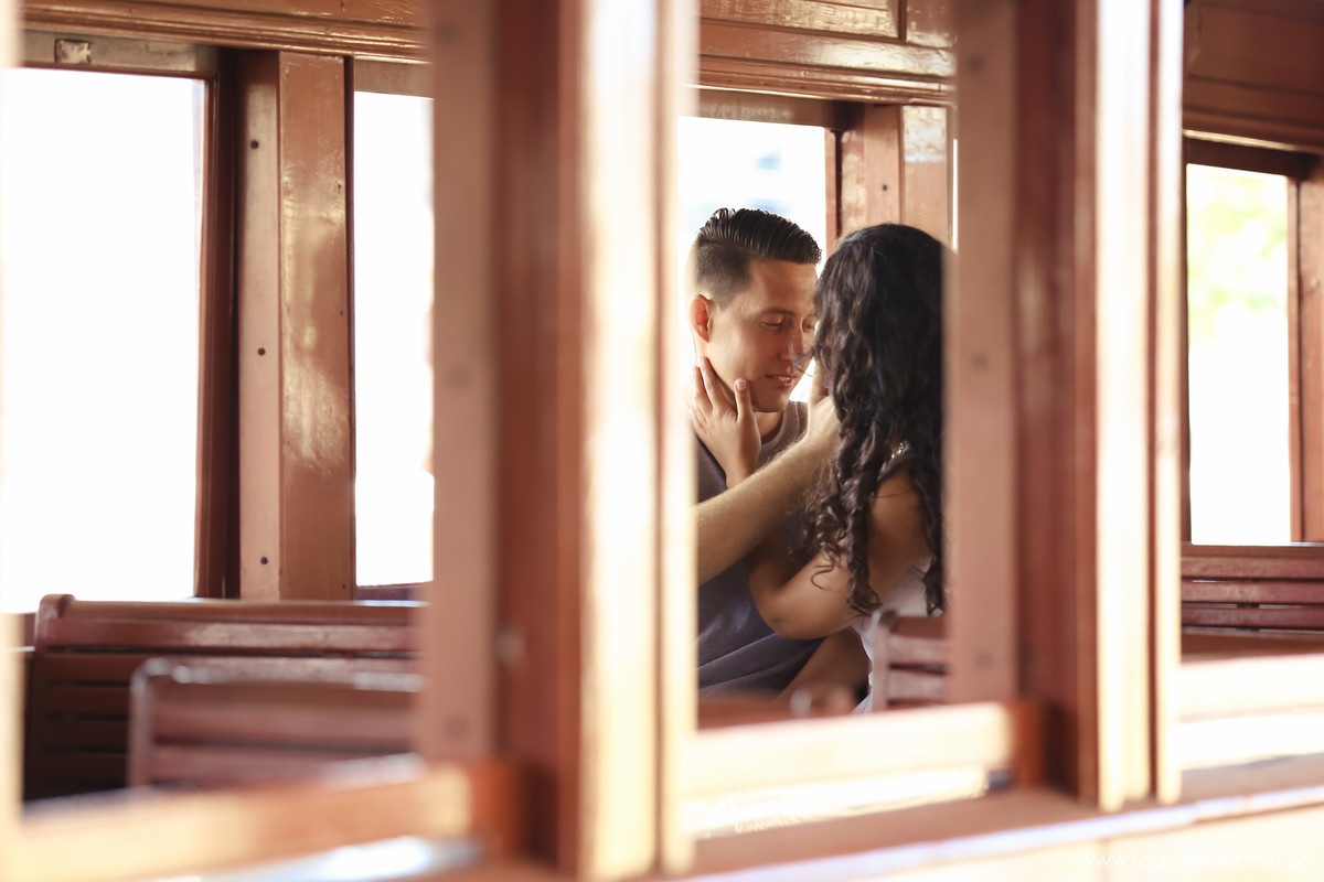 jaque risse, andre risse, estudio bebedouro, melhores fotografos, noivos se olhando, para se beijarem,dentro de um vagao