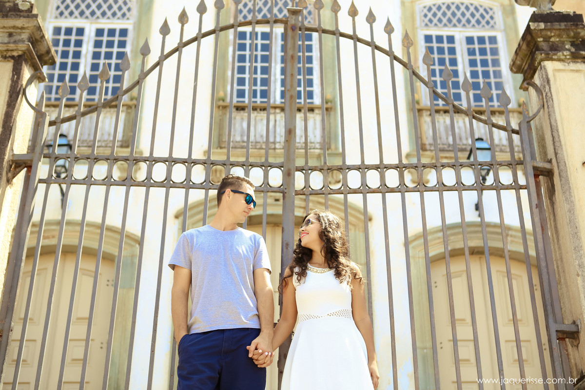 jaque risse, andre risse, estudio bebedouro, melhores fotografos, noivos se olhando de maos dadas, encostados no portao da igreja