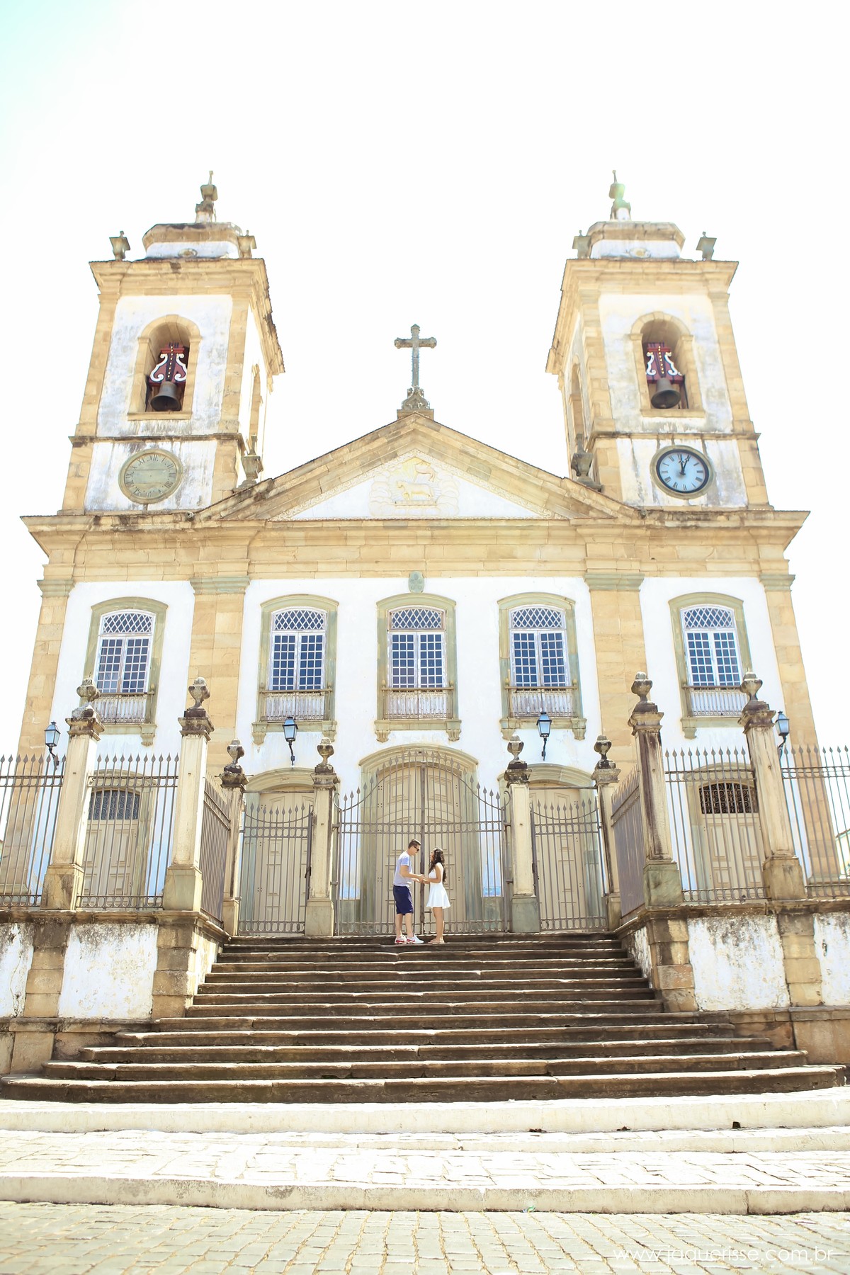 jaque risse, andre risse, estudio bebedouro, melhores fotografos, noivos em frente a igreja se olhando e sorrindo