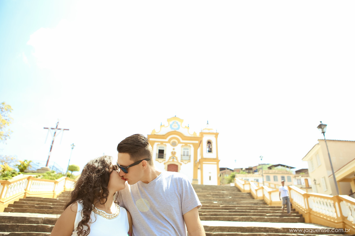jaque risse, andre risse, estudio bebedouro, melhores fotografos, noivos se beijando na escadaria da igreja, de fundo a igreja