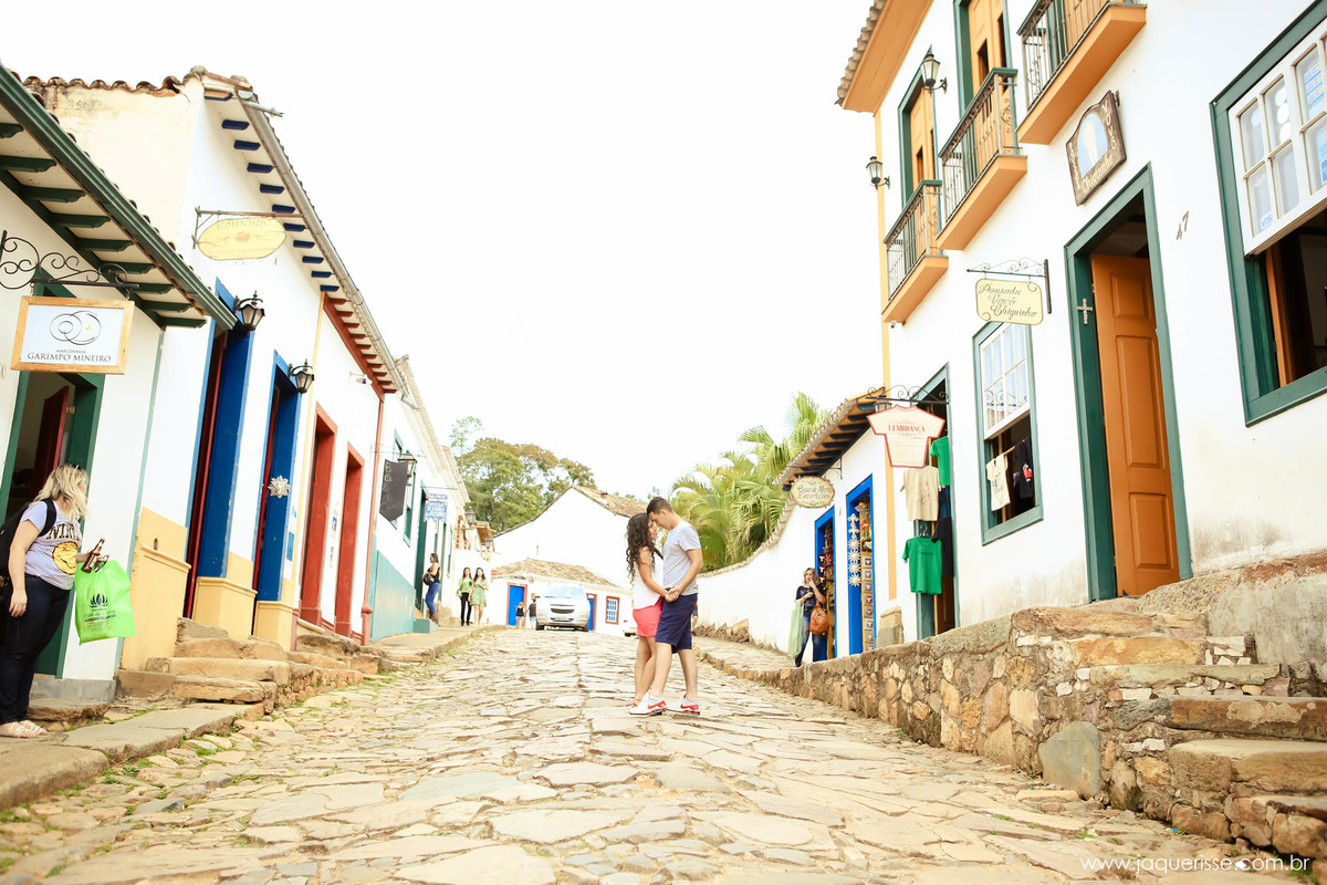jaque risse, andre risse, estudio bebedouro, melhores fotografos, noivos testa com testa se olhando, em uma rua antiga