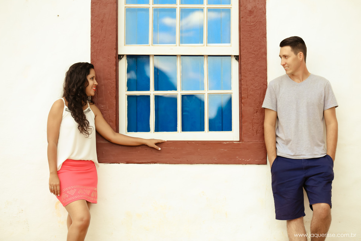 jaque risse, andre risse, estudio bebedouro, melhores fotografos, noivos um de cada lado de uma janela, olhando e sorrindo