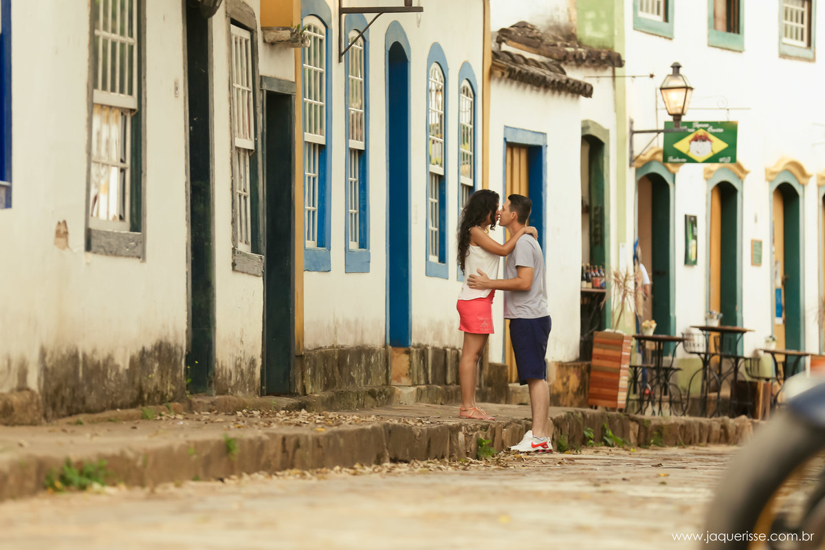 jaque risse, andre risse, estudio bebedouro, melhores fotografos, noiva em cima de um degrau, o noivo embaixo, e os dois se beijando
