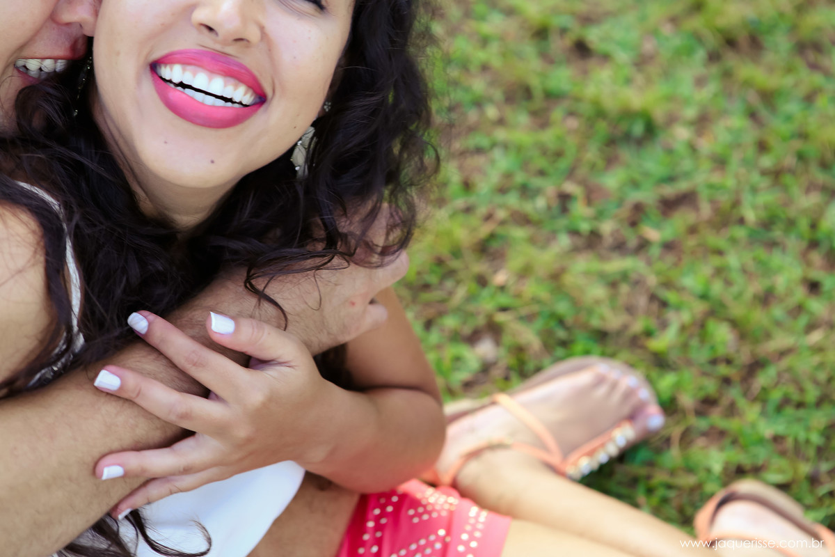 jaque risse, andre risse, estudio bebedouro, melhores fotografos,noivo abraçando a noiva, noiva sorrindo e abraçando as maos do noivo, sentados na grama