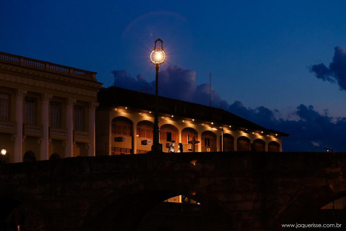 jaque risse, andre risse, estudio bebedouro, melhores fotografos, noivo em cima de uma ponte, a noite, e um poste iluminando, ambos se olhando