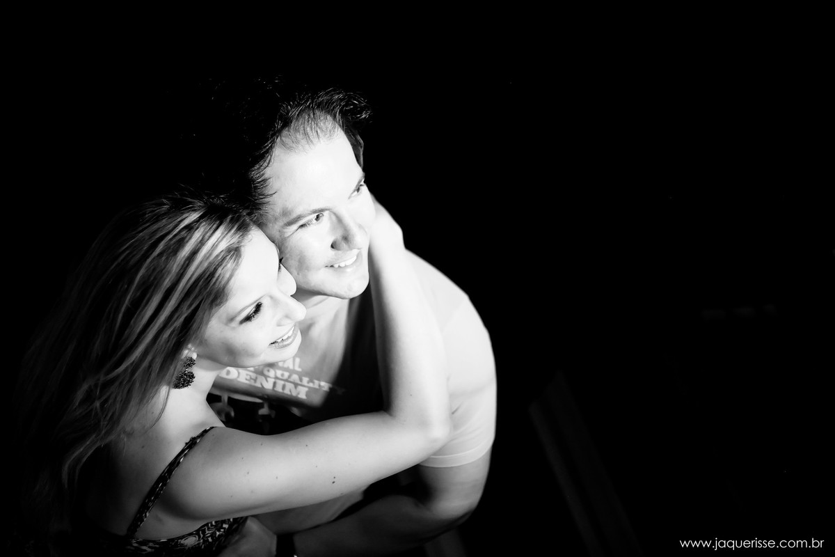 jaque risse, andre risse, estudio bebedouro, melhores fotografos, noivos abraçados rosto com rosto, olhando para o lado e sorrindo