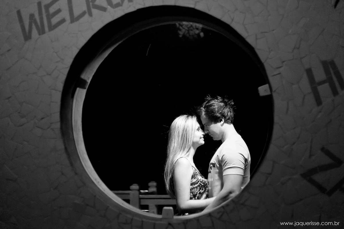 jaque risse, andre risse, estudio bebedouro, melhores fotografos, noivos do outro lado de um pneu, nariz com nariz, se olhando sorrindo