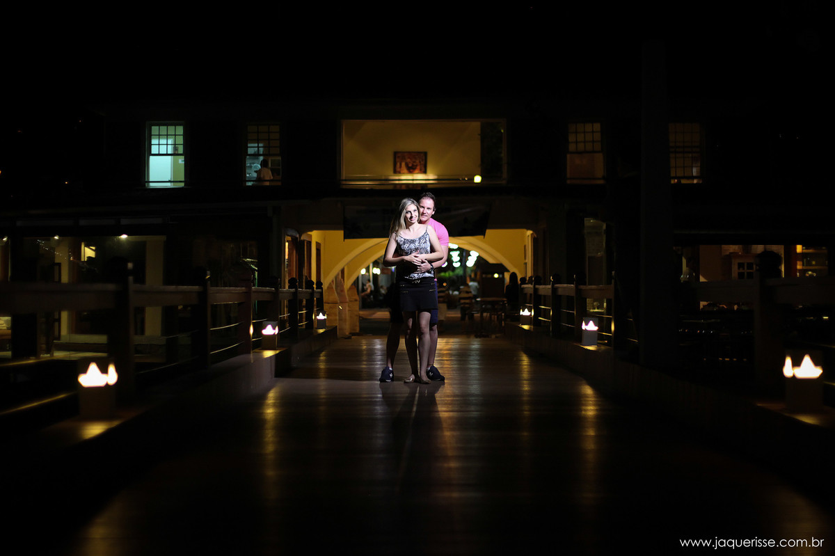 jaque risse, andre risse, estudio bebedouro, melhores fotografos, noivo abraçando a noiva por traz, ambos sorrindo