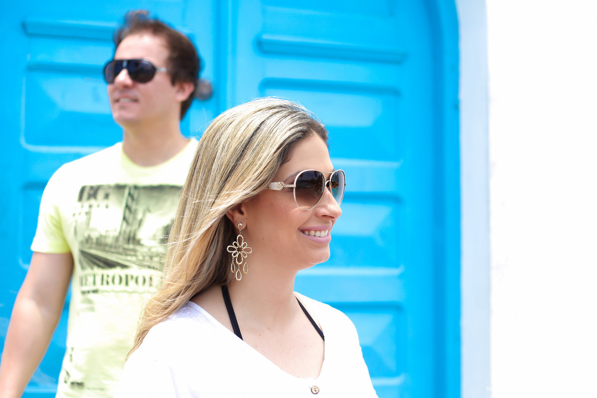 jaque risse, andre risse, estudio bebedouro, melhores fotografos, noiva olhando para frente de oculos de sol, sorrindo, noivo no fundo olhando para o lado, de oculos escuro