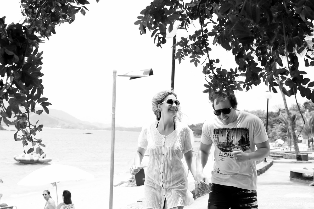 jaque risse, andre risse, estudio bebedouro, melhores fotografos, noivos correndo, noiva sorrindo e olhando para o noivo, noivo sorrindo e desviando de um galho