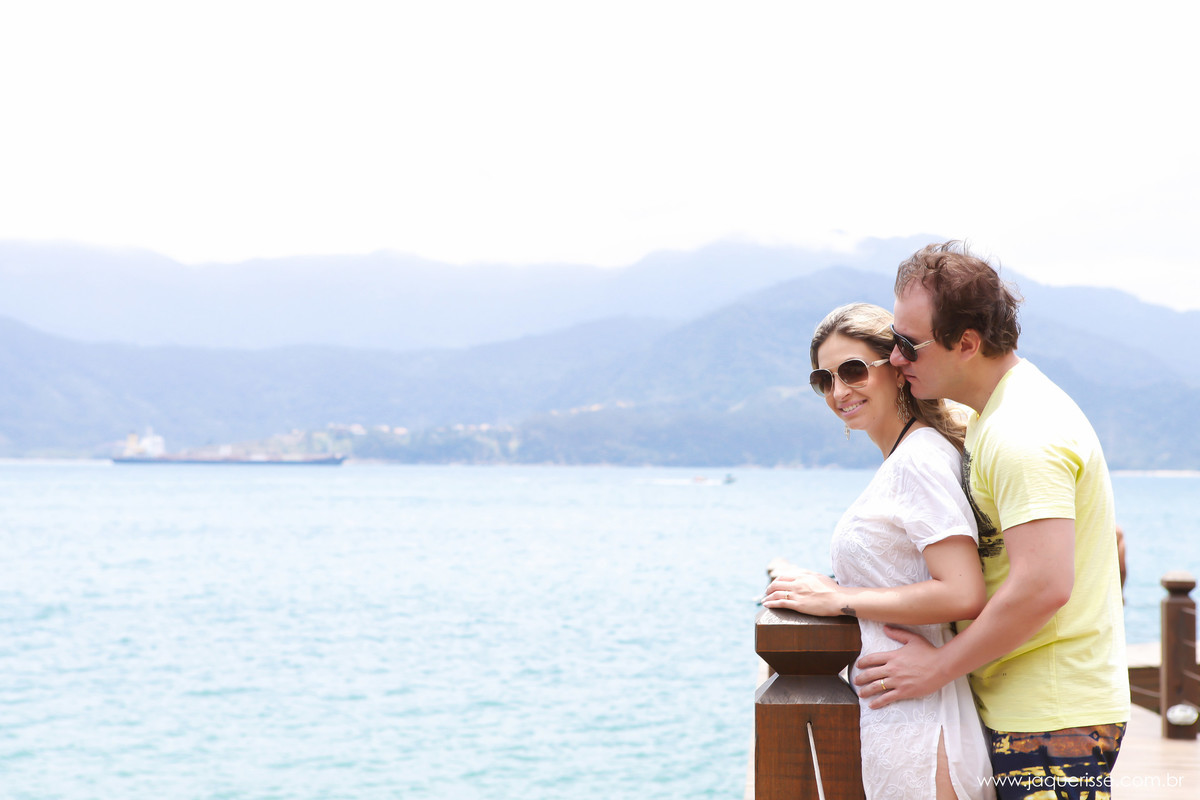 jaque risse, andre risse, estudio bebedouro, melhores fotografos, noiva apoada na cerca da ponte, e noivo a abraçando