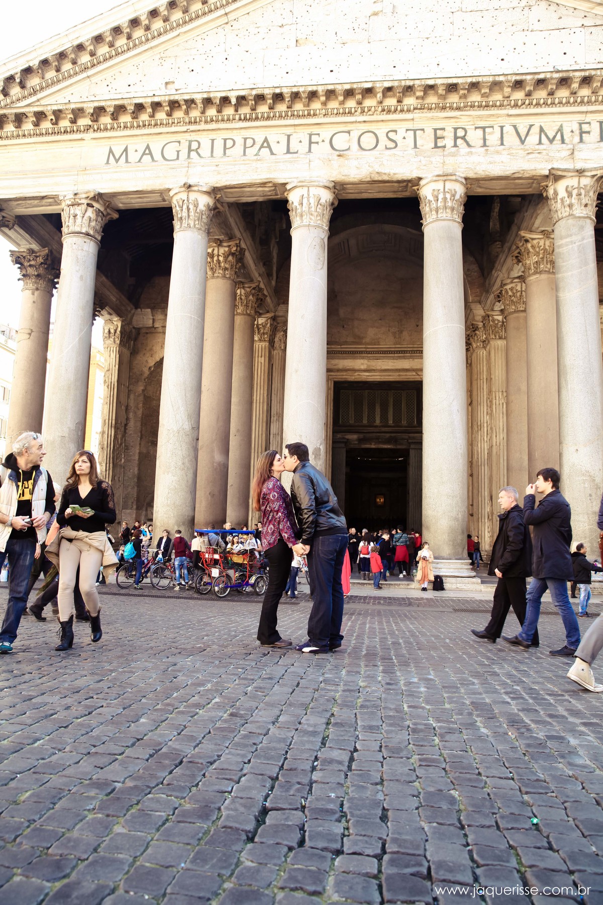 jaque risse, andre risse, estudio bebedouro, melhores fotografos, noivos se beijando de maos dadas