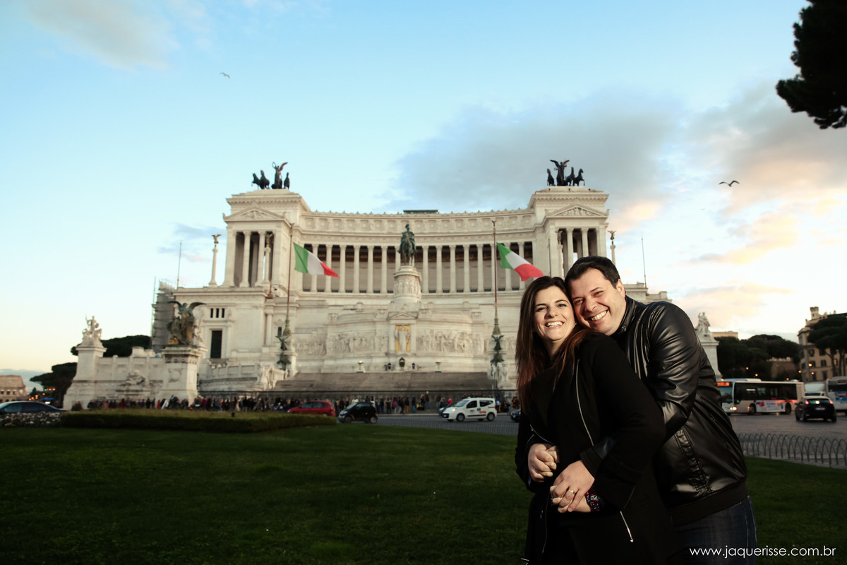 jaque risse, andre risse, estudio bebedouro, melhores fotografos, noivo abraçando a noiva por traz, ambos sorrindo