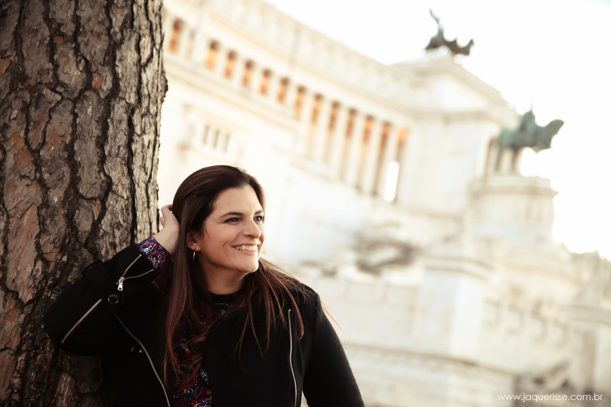 jaque risse, andre risse, estudio bebedouro, melhores fotografos, noiva segurando seu cabelo de lado, olhando para frente e sorrindo