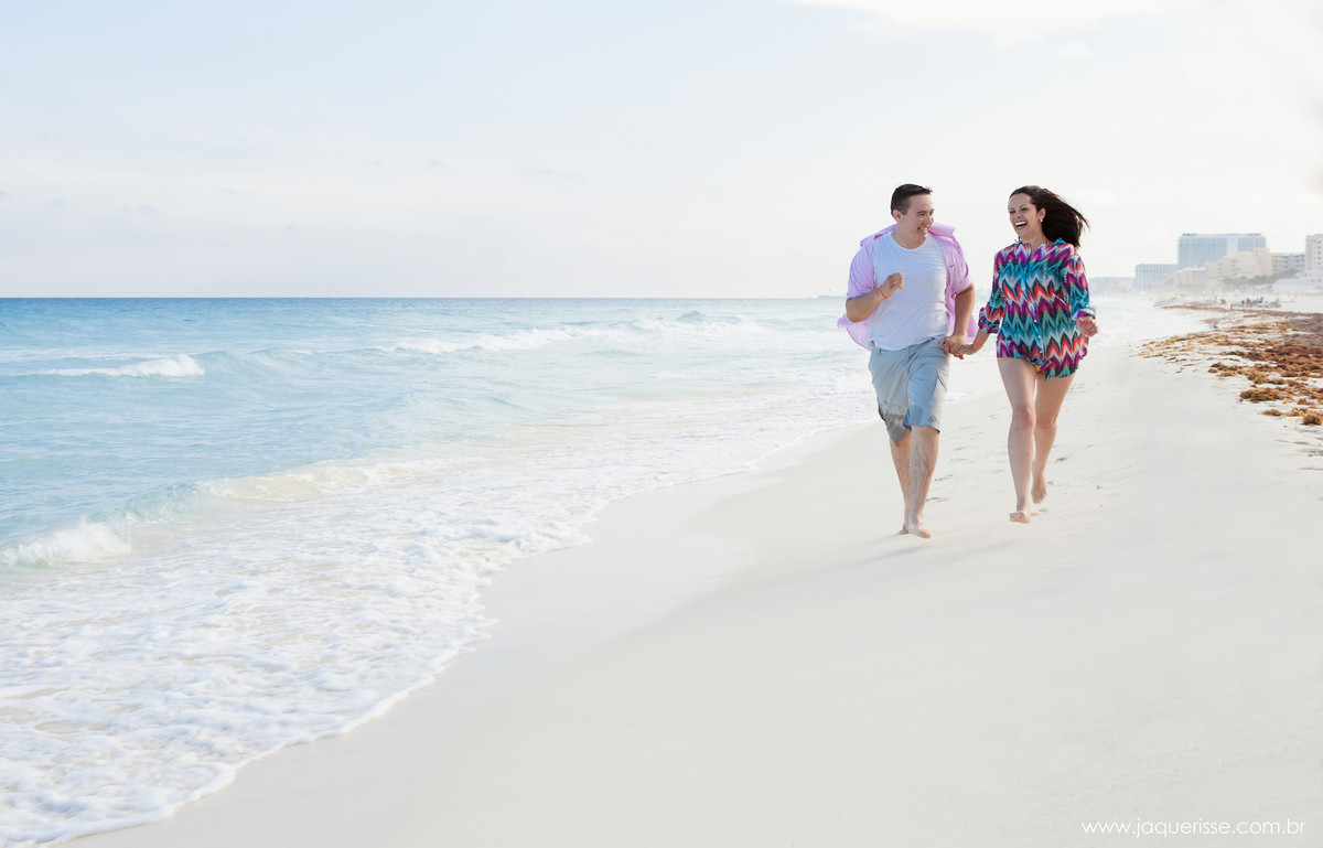 jaque risse, andre risse, estudio bebedouro, melhores fotografos, noivos correndo na praia e sorrindo