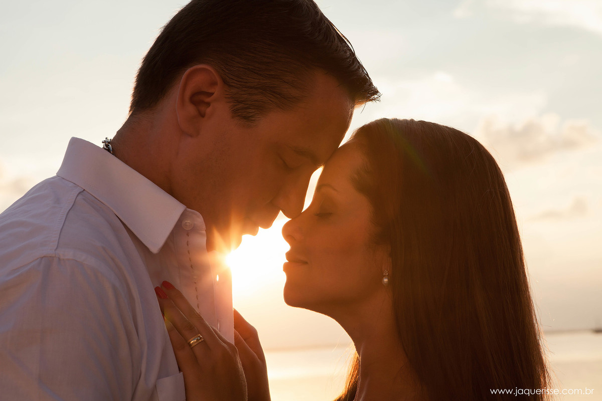 jaque risse, andre risse, estudio bebedouro, melhores fotografos, noivos encostado testa com testa, olhos fechados, e o por do sol de fundo