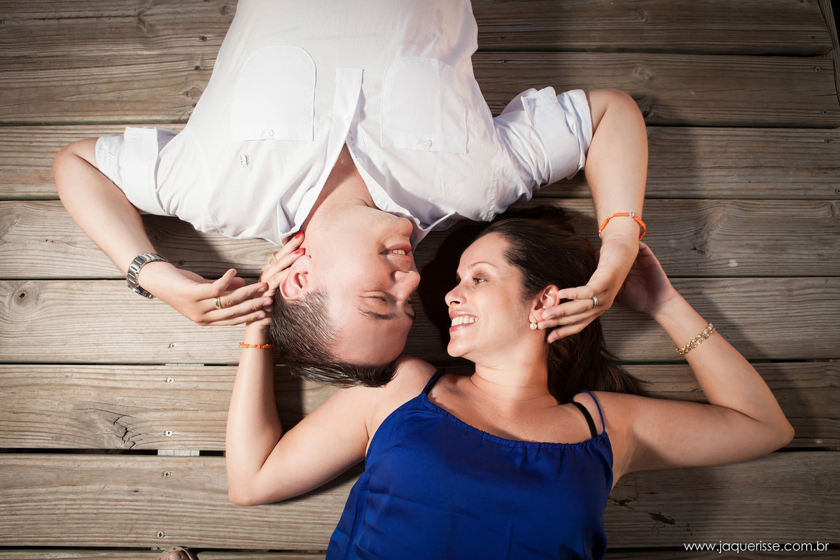 jaque risse, andre risse, estudio bebedouro, melhores fotografos, noivos deitados na ponte, se olhando, sorrindo