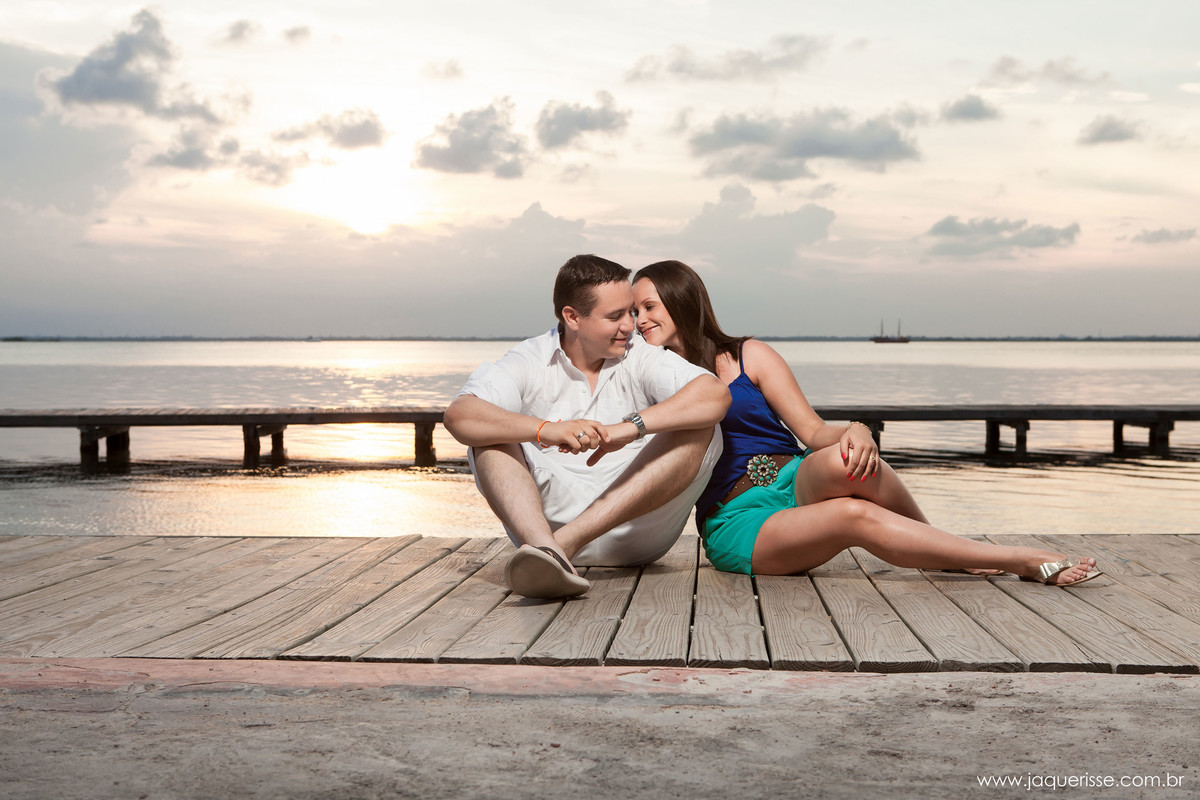 jaque risse, andre risse, estudio bebedouro, melhores fotografos, noivos sentados na ponte, noiva olhando para o noivo com seu queixo encostado no ombro dele noivo sorrindo