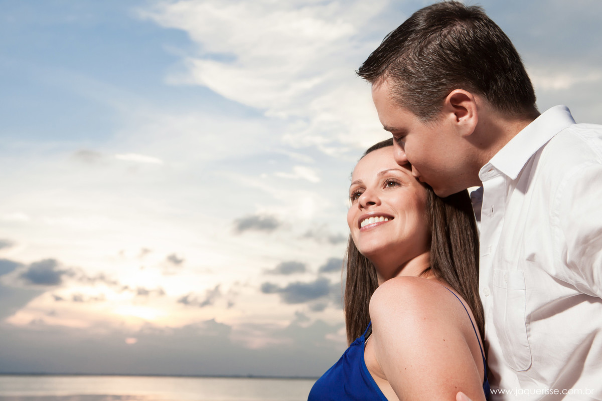 jaque risse, andre risse, estudio bebedouro, melhores fotografos, noivo beijando o canto da testa da noiva, noiva sorrindo