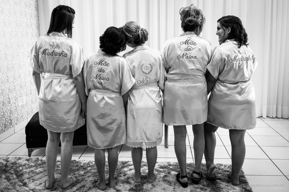 noiva, madrinhas, mãe e sogra vestindo roupões com bordados nas costas