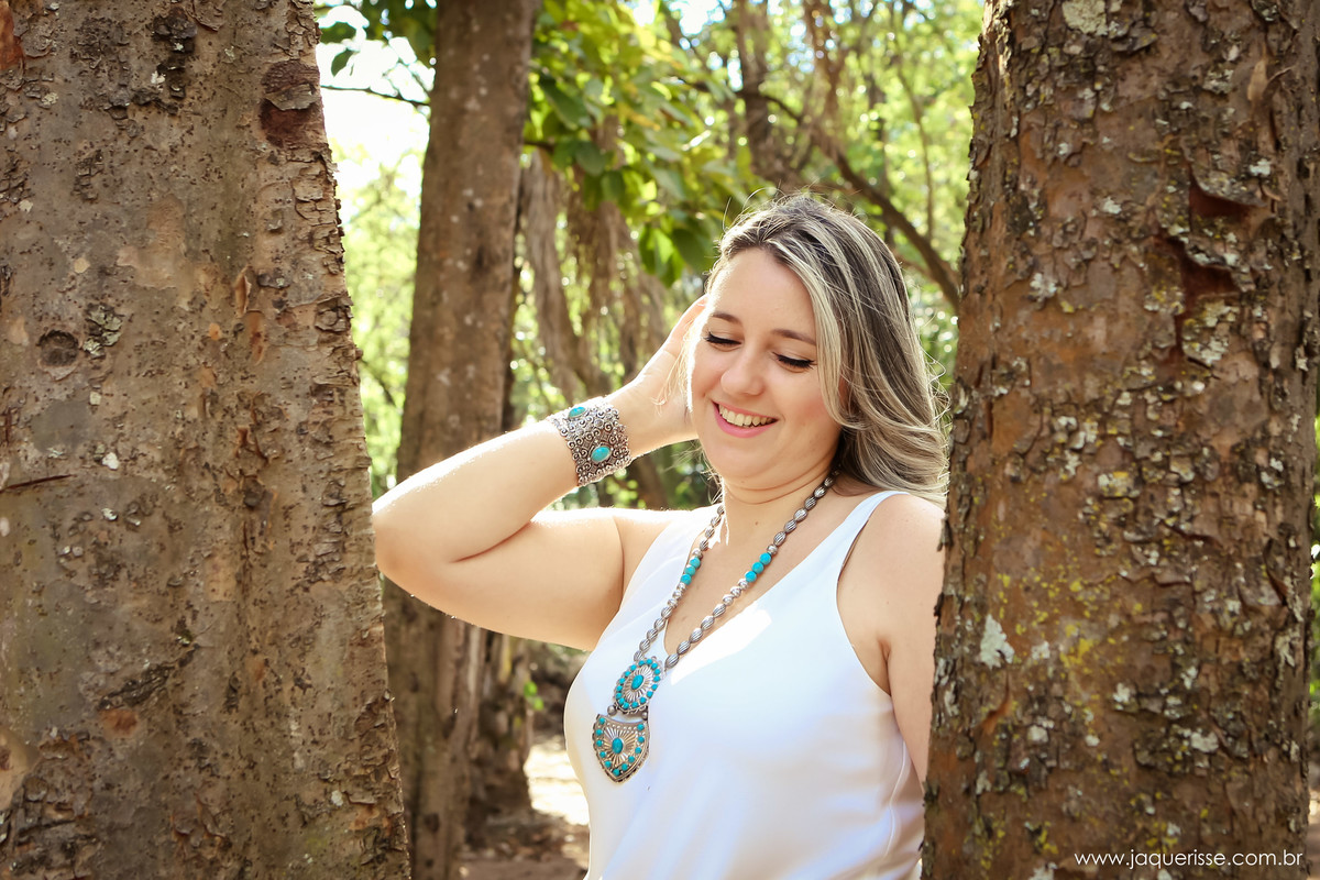 jaque risse, andre risse, estudio bebedouro, melhores fotografos, noiva com a mao atras da orelha, com os olhos fechados, sorrindo