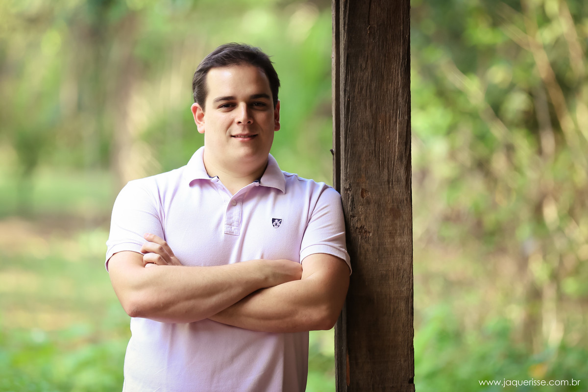 jaque risse, andre risse, estudio bebedouro, melhores fotografos, noivo com os braços cruzados, sorrindo encostado em uma madeira