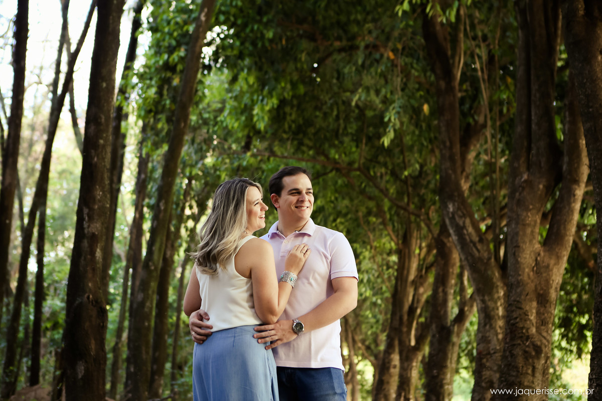 jaque risse, andre risse, estudio bebedouro, melhores fotografos, noivos abraçados olhando para o lado e sorrindo, varias arvores atras