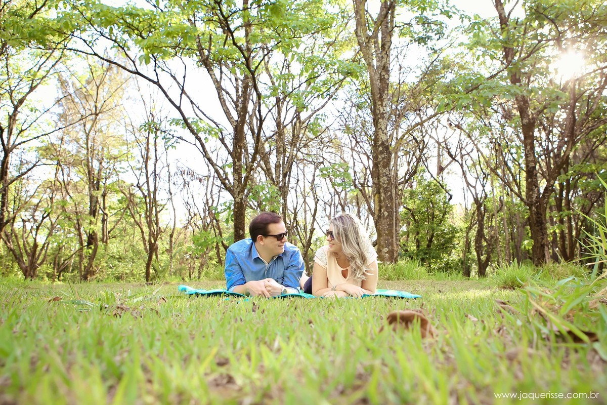 jaque risse, andre risse, estudio bebedouro, melhores fotografos, noivos deitados na grama, se olhando, de oculos escuro