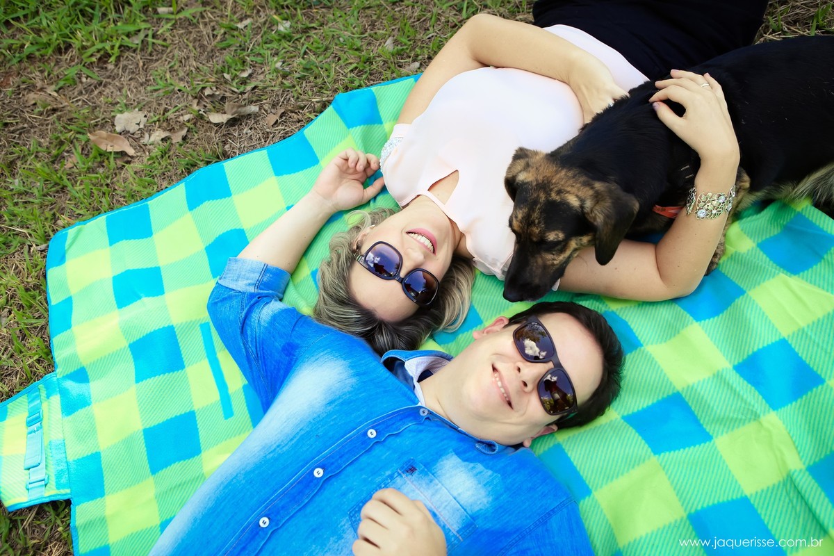 jaque risse, andre risse, estudio bebedouro, melhores fotografos, noivos deitados de barriga para cima, de oculos de sol, e o cachorro junto