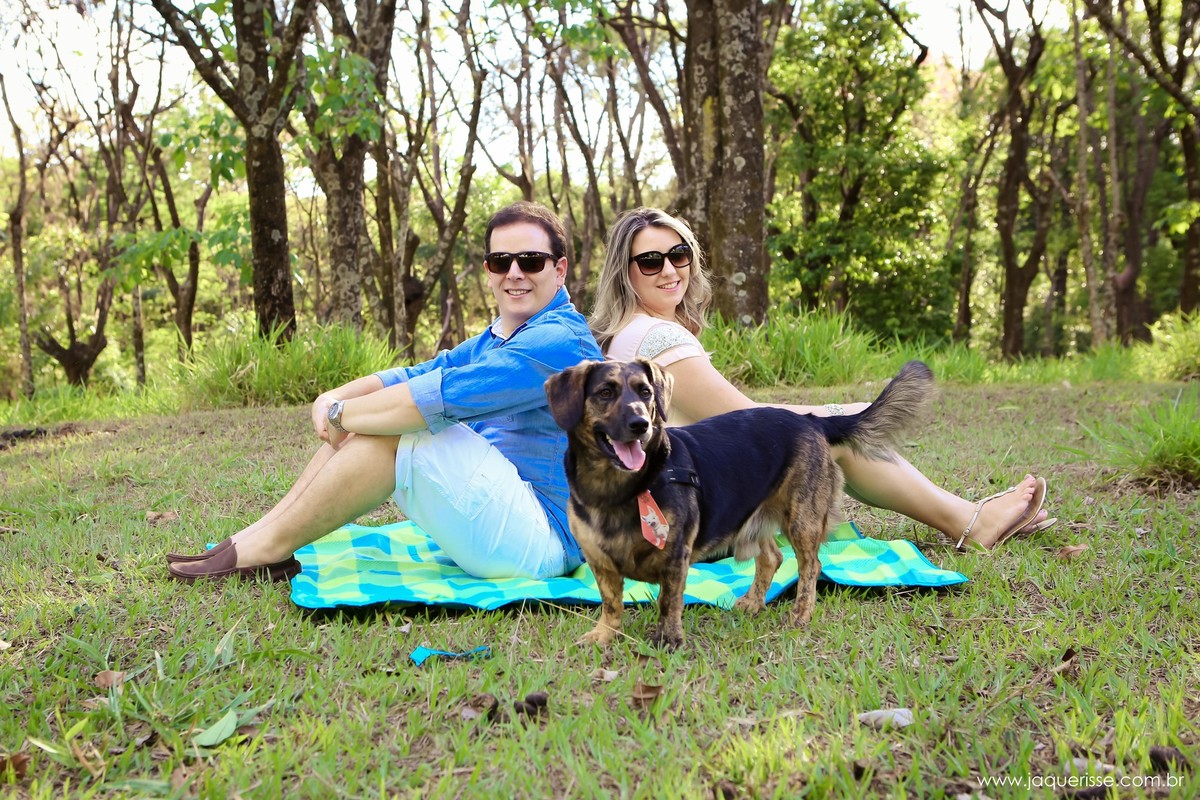 jaque risse, andre risse, estudio bebedouro, melhores fotografos, noivos sentados de costas um para o outro, sorrindo, e o cachorro no meio deles